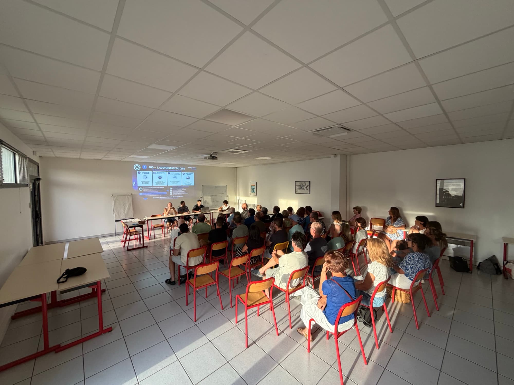 Les adhérents réunis en assemblée générale dans la salle des Réceptions du Parc des Sports et de l'Amitié