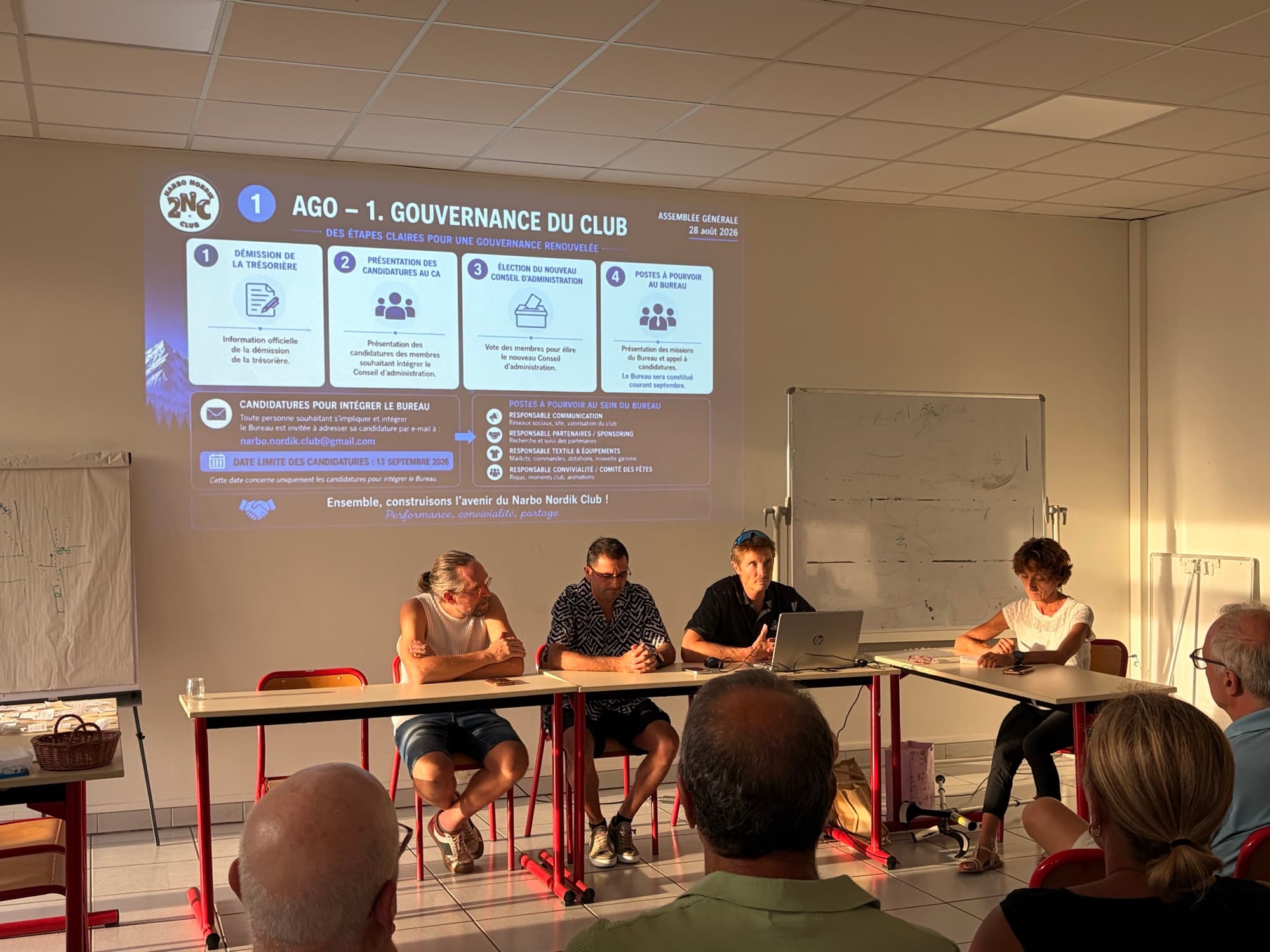 La tribune de l'assemblée générale du club