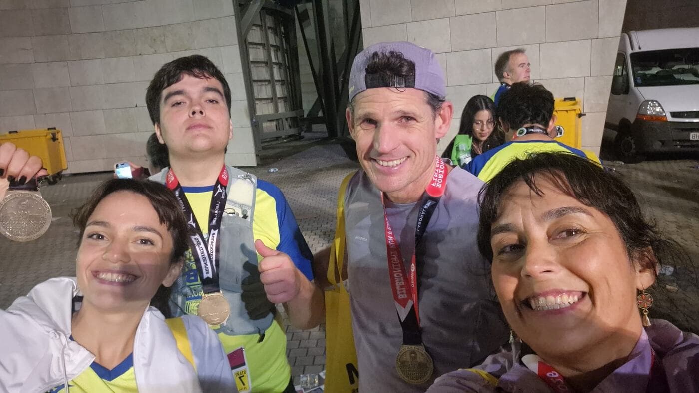 Matthieu et sa famille, médailles autour du cou, après le semi-marathon de nuit de Bilbao