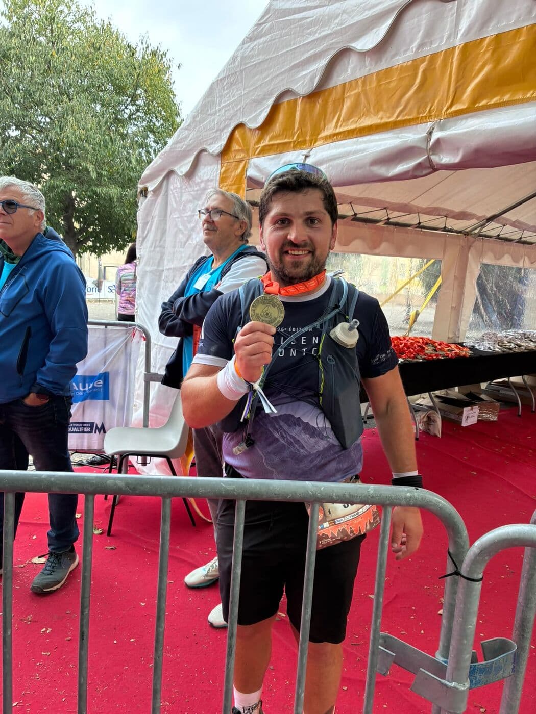 Damien, médaille de finisher en main, après le Trail des Hérétiques