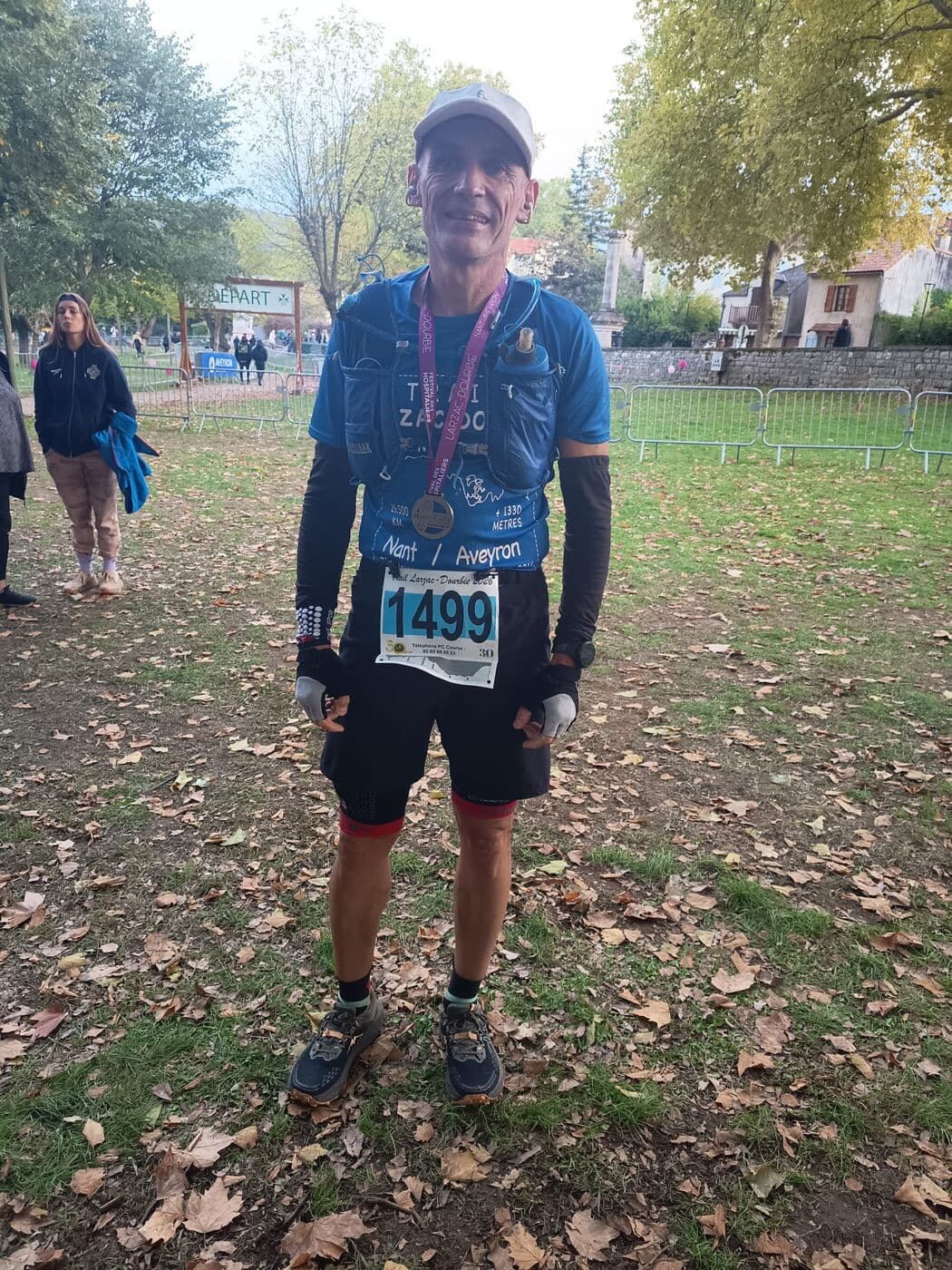 Vincent, médaille de finisher autour du cou, après son trail de 30 km