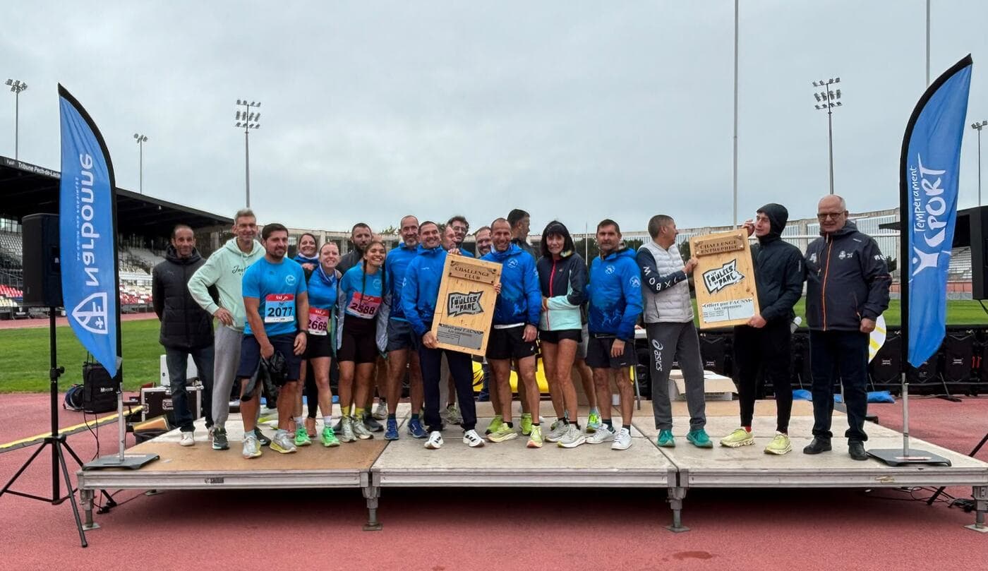 L'équipe du Narbo Nordik Club réunie sur le podium avec le trophée du Challenge club