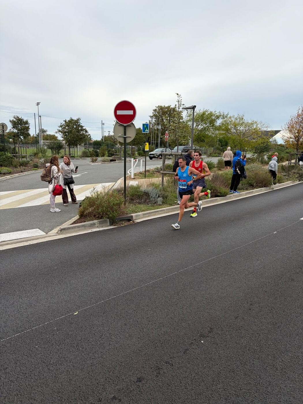 Coureurs du Narbo Nordik Club et d'autres participants dans les rues de Narbonne, photo 1 sur 23