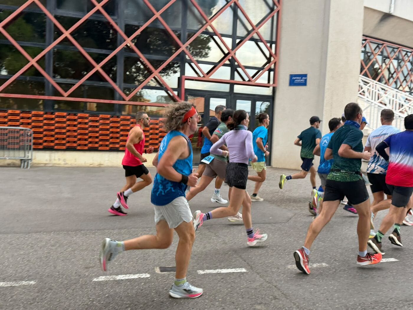 Coureurs du Narbo Nordik Club et d'autres participants dans les rues de Narbonne, photo 2 sur 23