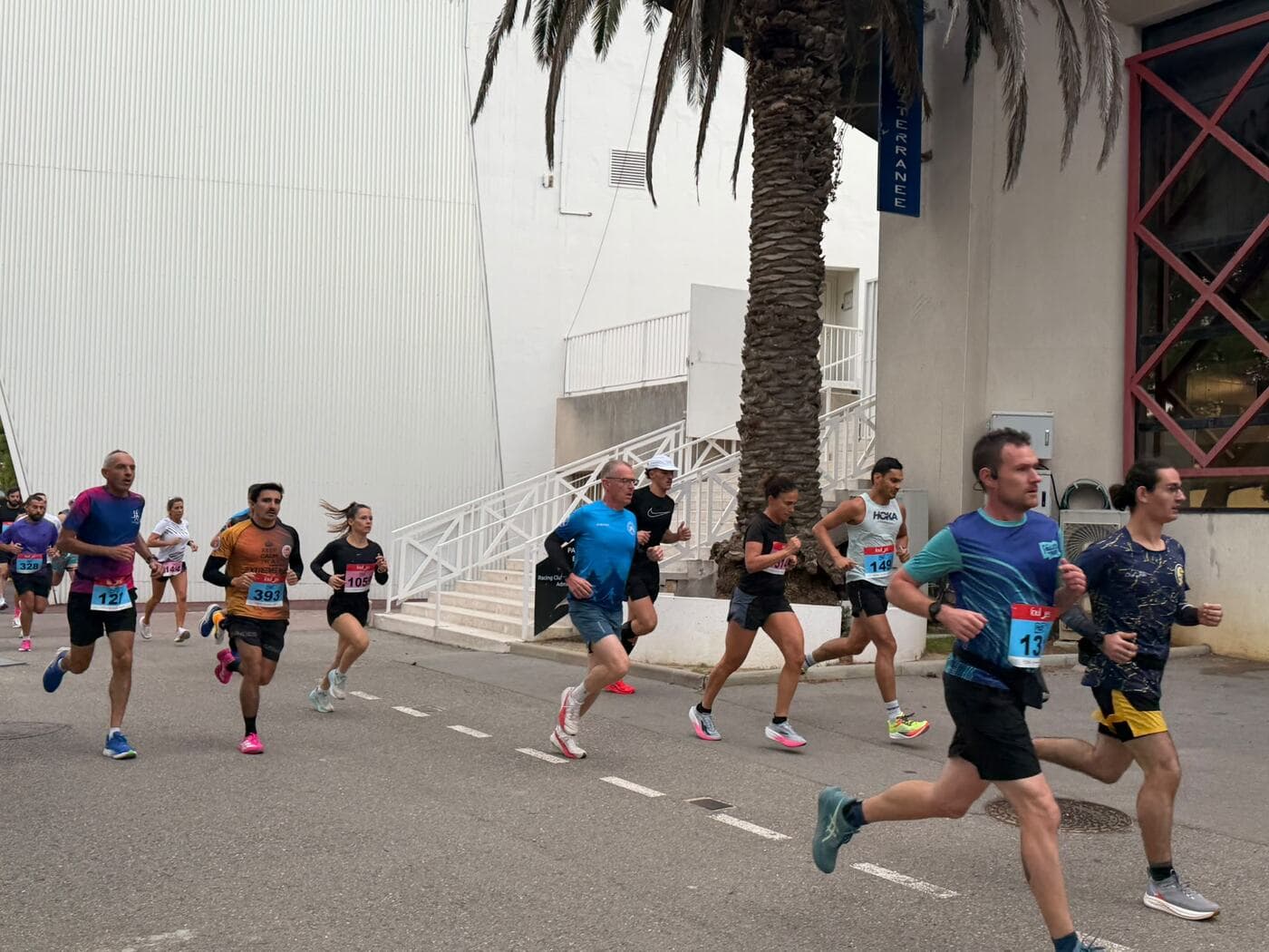 Coureurs du Narbo Nordik Club et d'autres participants dans les rues de Narbonne, photo 3 sur 23