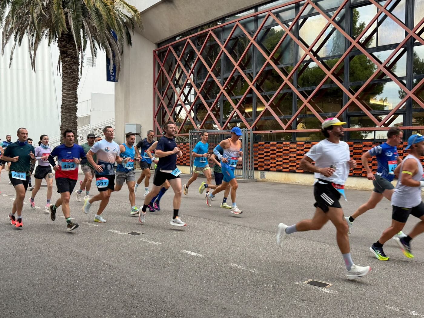 Coureurs du Narbo Nordik Club et d'autres participants dans les rues de Narbonne, photo 4 sur 23