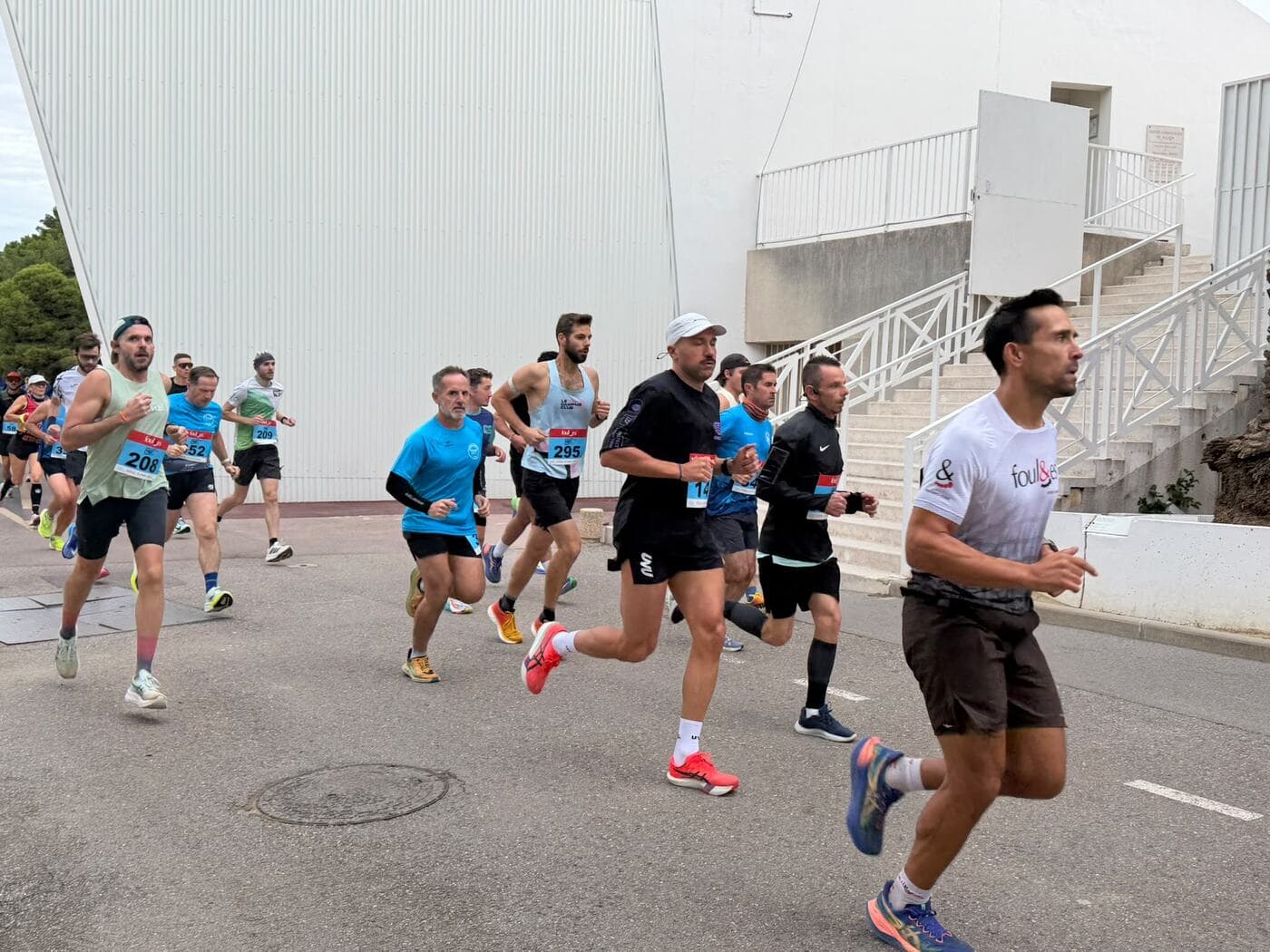 Coureurs du Narbo Nordik Club et d'autres participants dans les rues de Narbonne, photo 5 sur 23