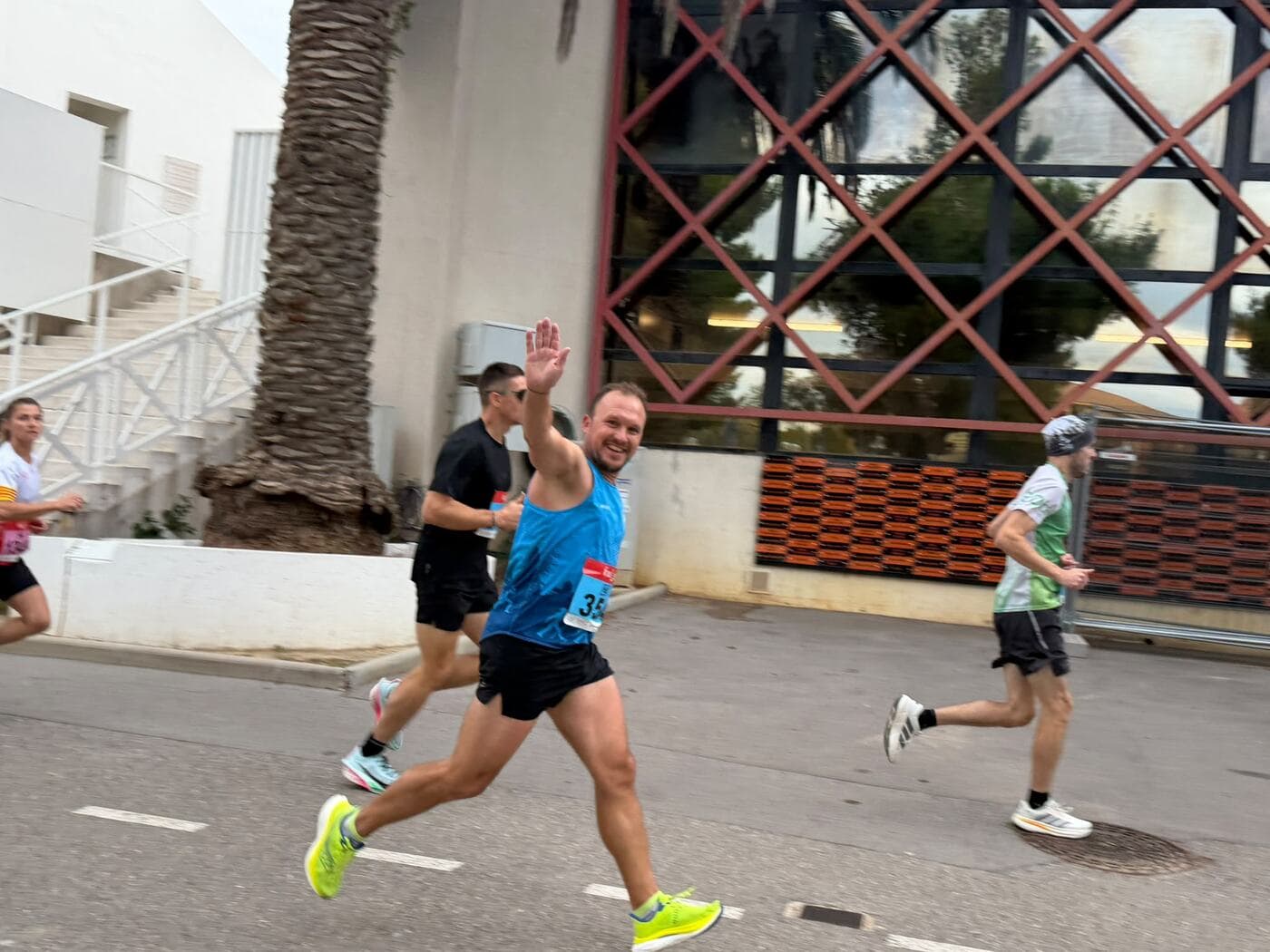 Coureurs du Narbo Nordik Club et d'autres participants dans les rues de Narbonne, photo 6 sur 23