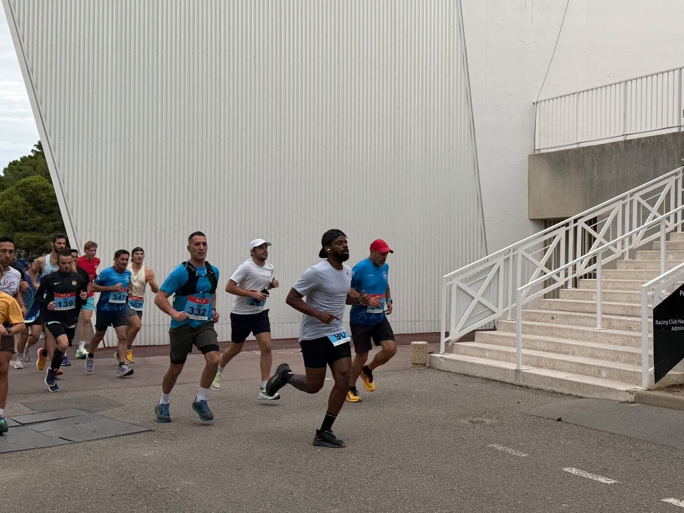 Coureurs du Narbo Nordik Club et d'autres participants dans les rues de Narbonne, photo 7 sur 23