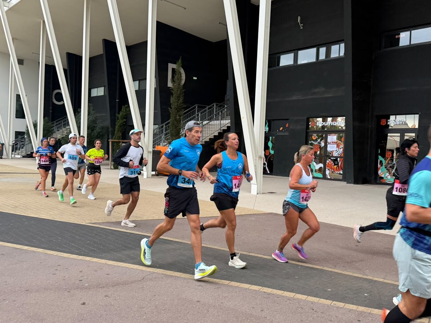 Coureurs du Narbo Nordik Club et d'autres participants dans les rues de Narbonne, photo 9 sur 23