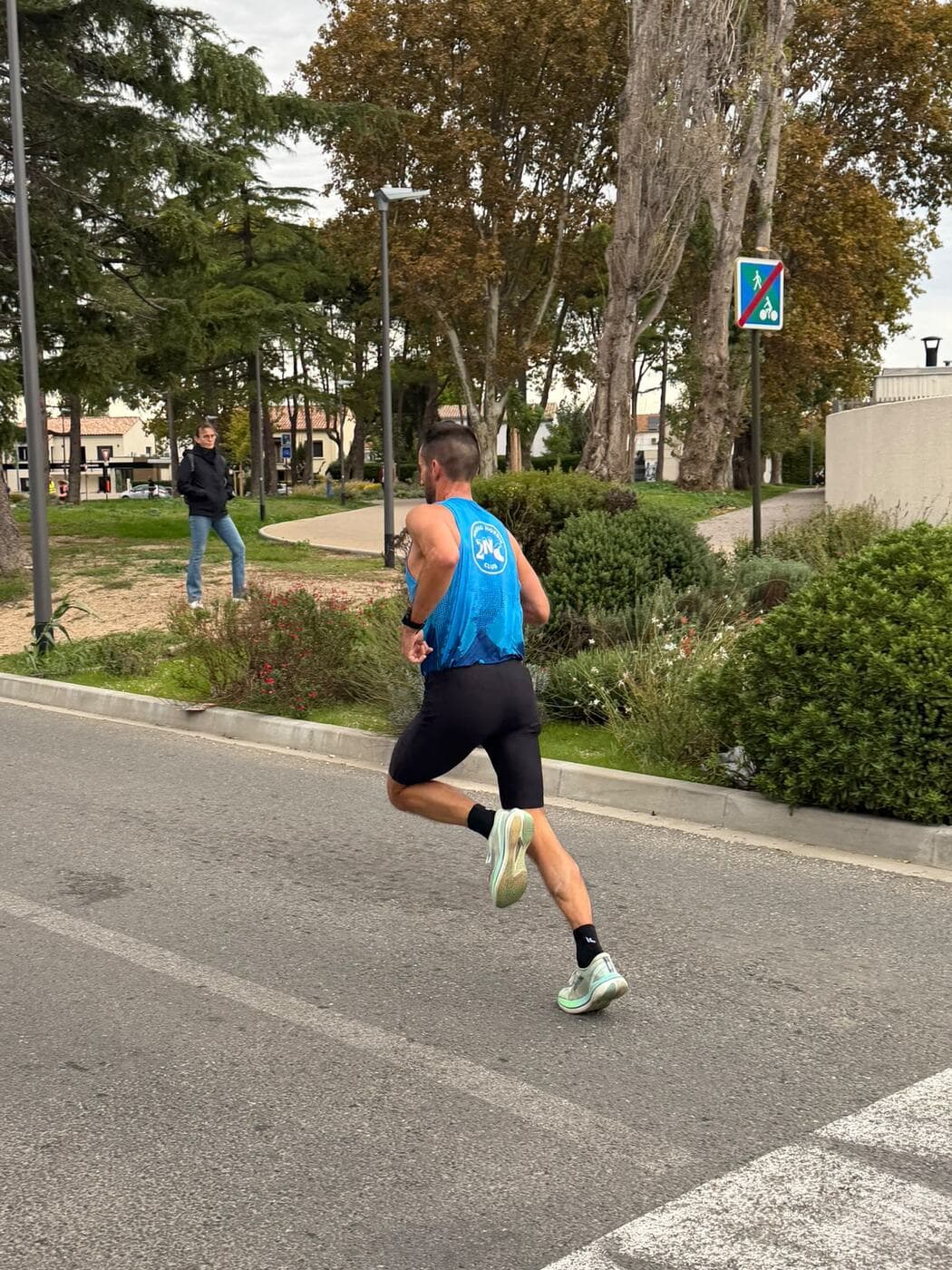 Coureurs du Narbo Nordik Club et d'autres participants dans les rues de Narbonne, photo 10 sur 23