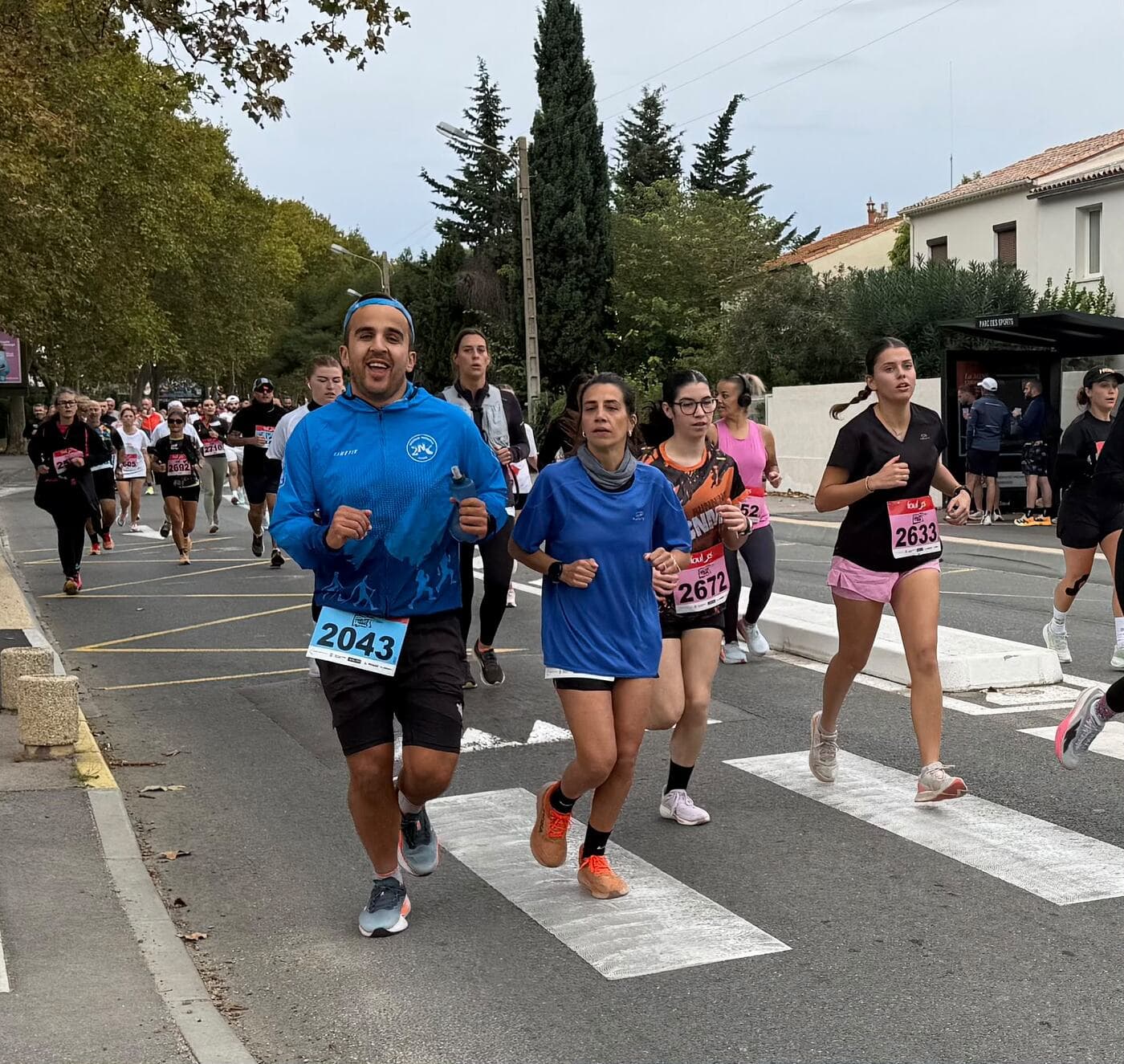 Coureurs du Narbo Nordik Club et d'autres participants dans les rues de Narbonne, photo 11 sur 23