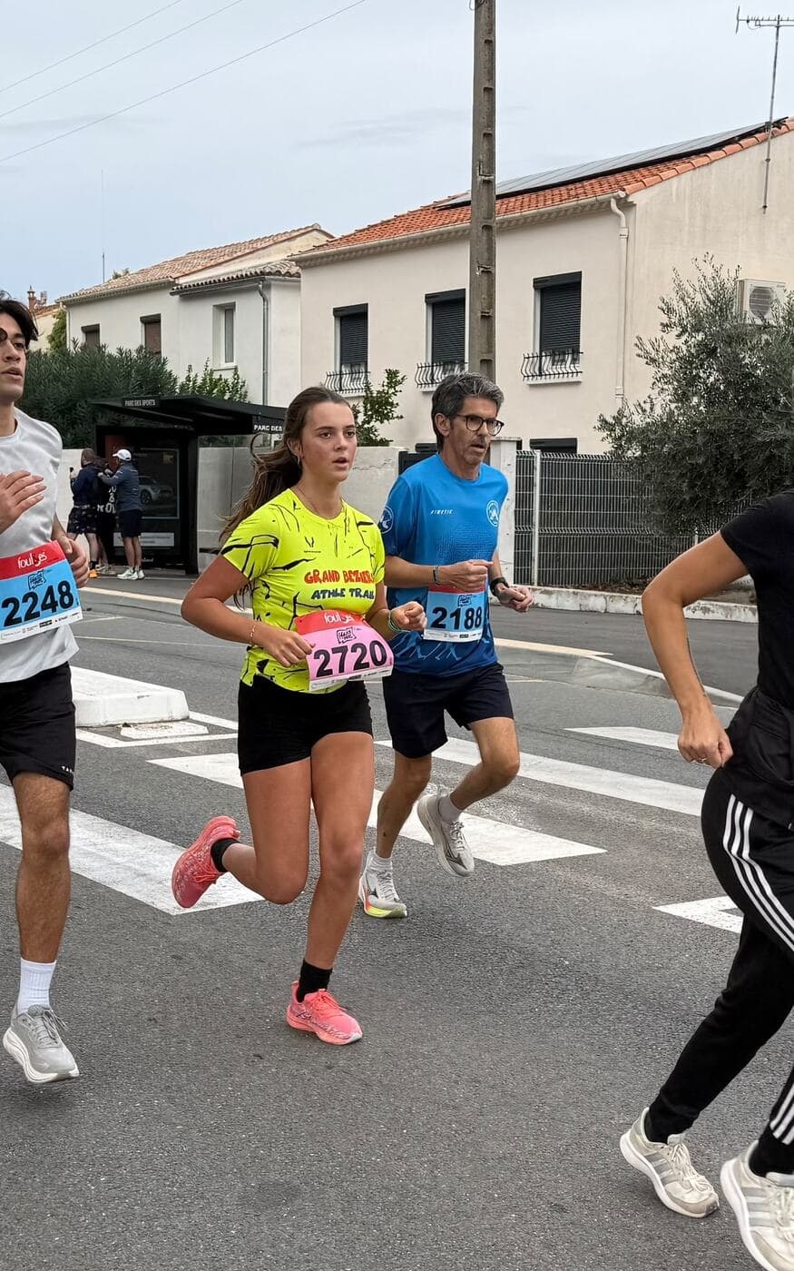 Coureurs du Narbo Nordik Club et d'autres participants dans les rues de Narbonne, photo 12 sur 23