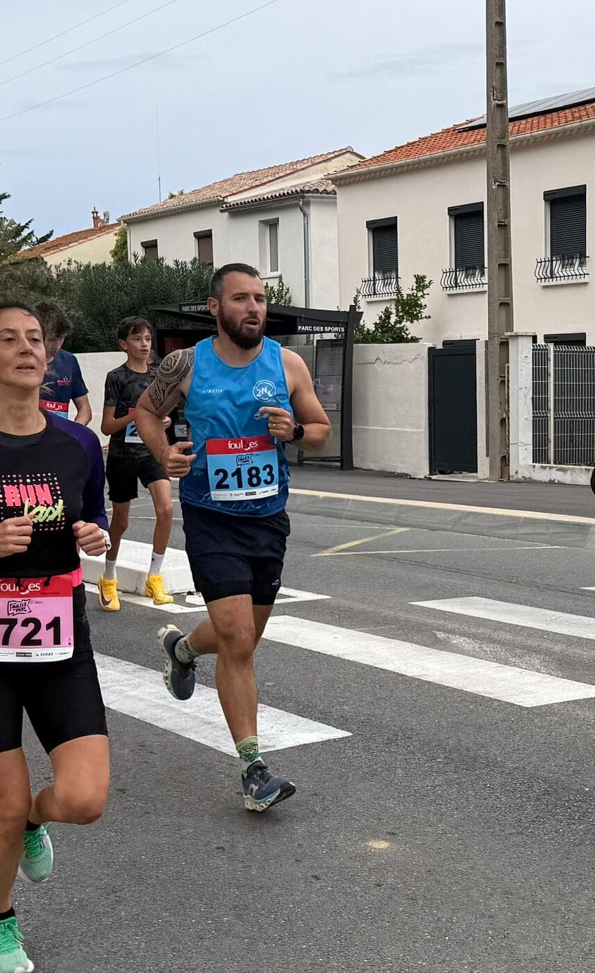 Coureurs du Narbo Nordik Club et d'autres participants dans les rues de Narbonne, photo 13 sur 23