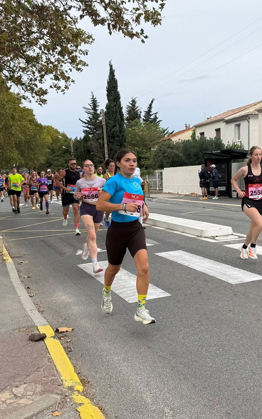 Coureurs du Narbo Nordik Club et d'autres participants dans les rues de Narbonne, photo 14 sur 23