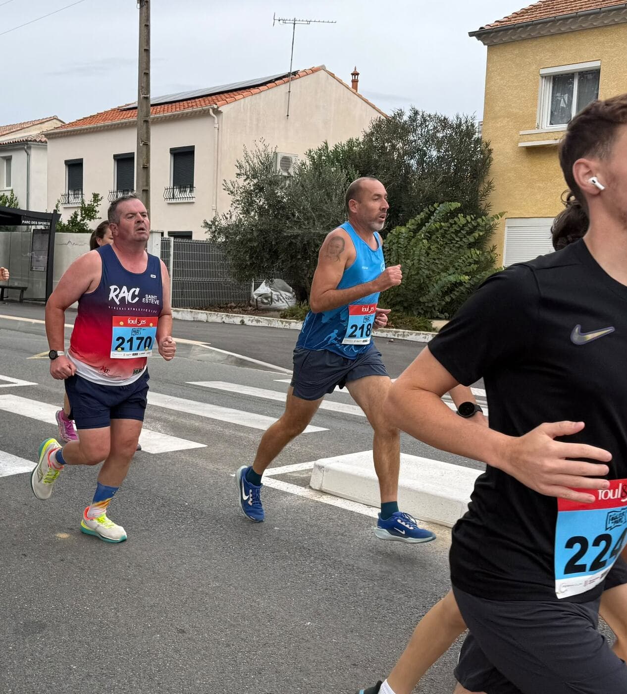 Coureurs du Narbo Nordik Club et d'autres participants dans les rues de Narbonne, photo 15 sur 23