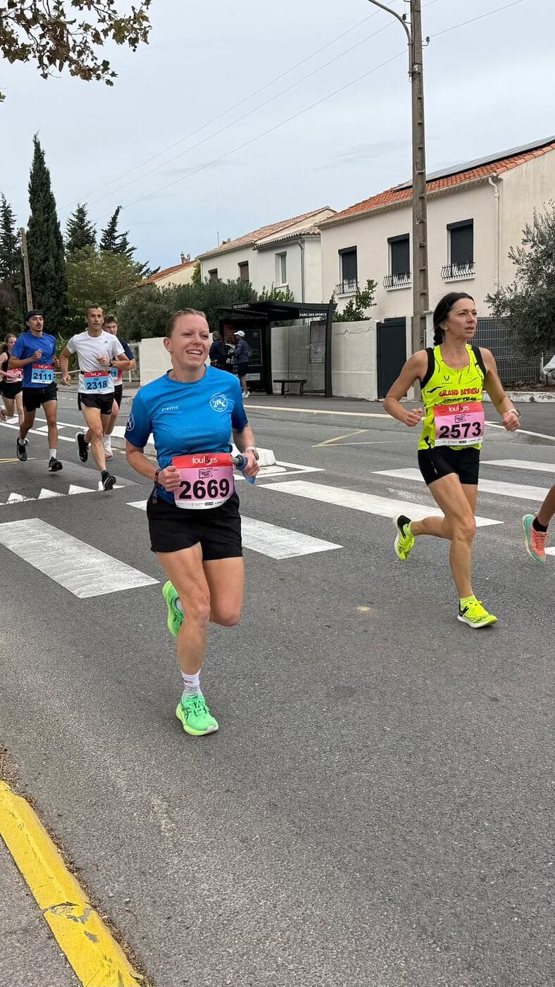Coureurs du Narbo Nordik Club et d'autres participants dans les rues de Narbonne, photo 16 sur 23