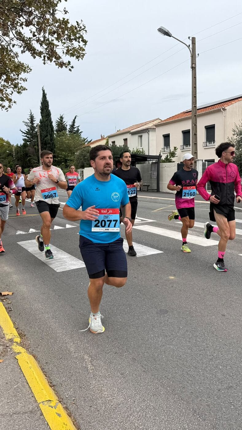 Coureurs du Narbo Nordik Club et d'autres participants dans les rues de Narbonne, photo 17 sur 23
