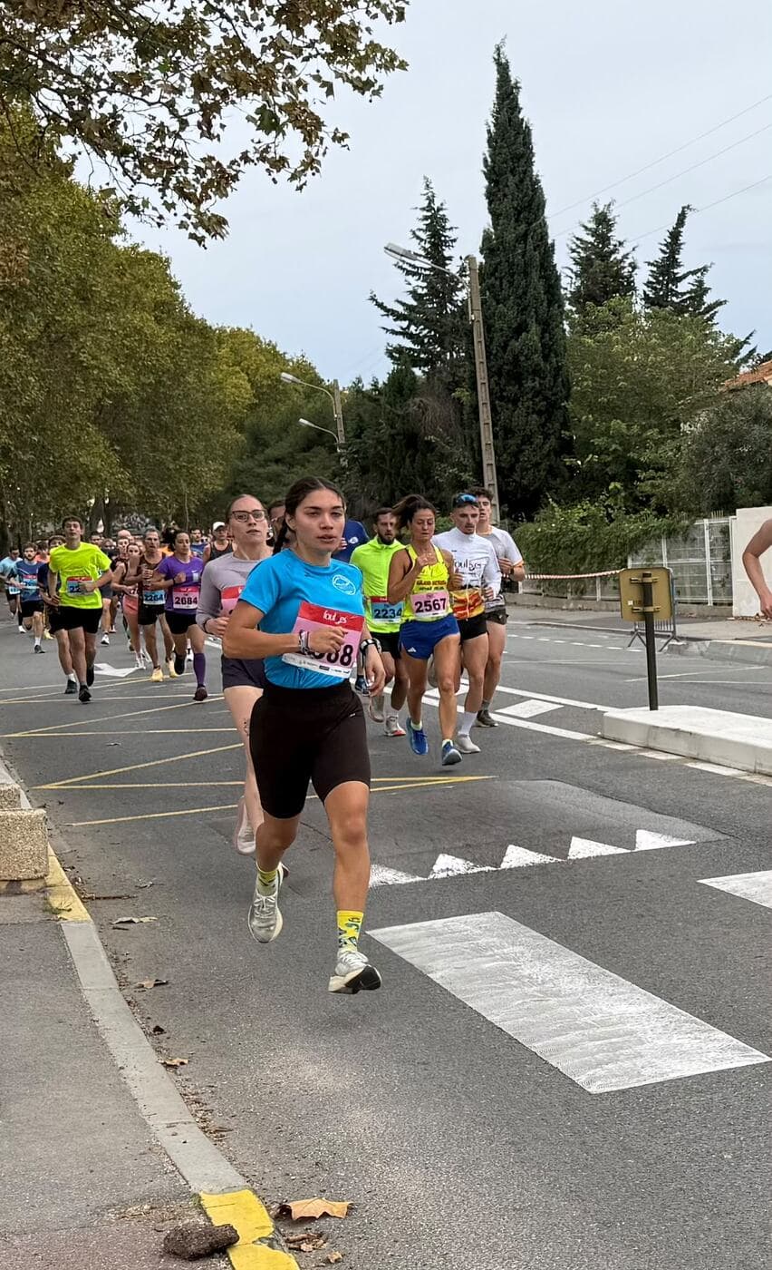 Coureurs du Narbo Nordik Club et d'autres participants dans les rues de Narbonne, photo 18 sur 23