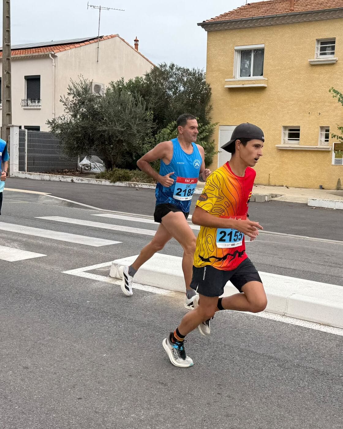 Coureurs du Narbo Nordik Club et d'autres participants dans les rues de Narbonne, photo 19 sur 23