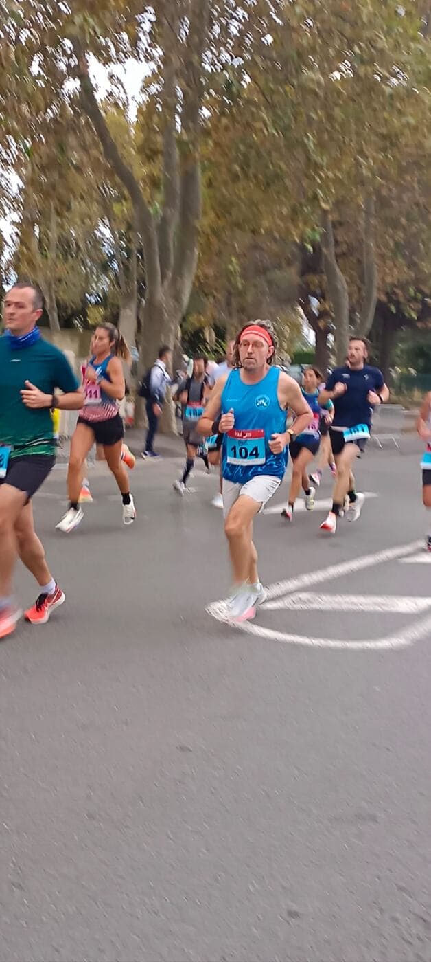 Coureurs du Narbo Nordik Club et d'autres participants dans les rues de Narbonne, photo 20 sur 23