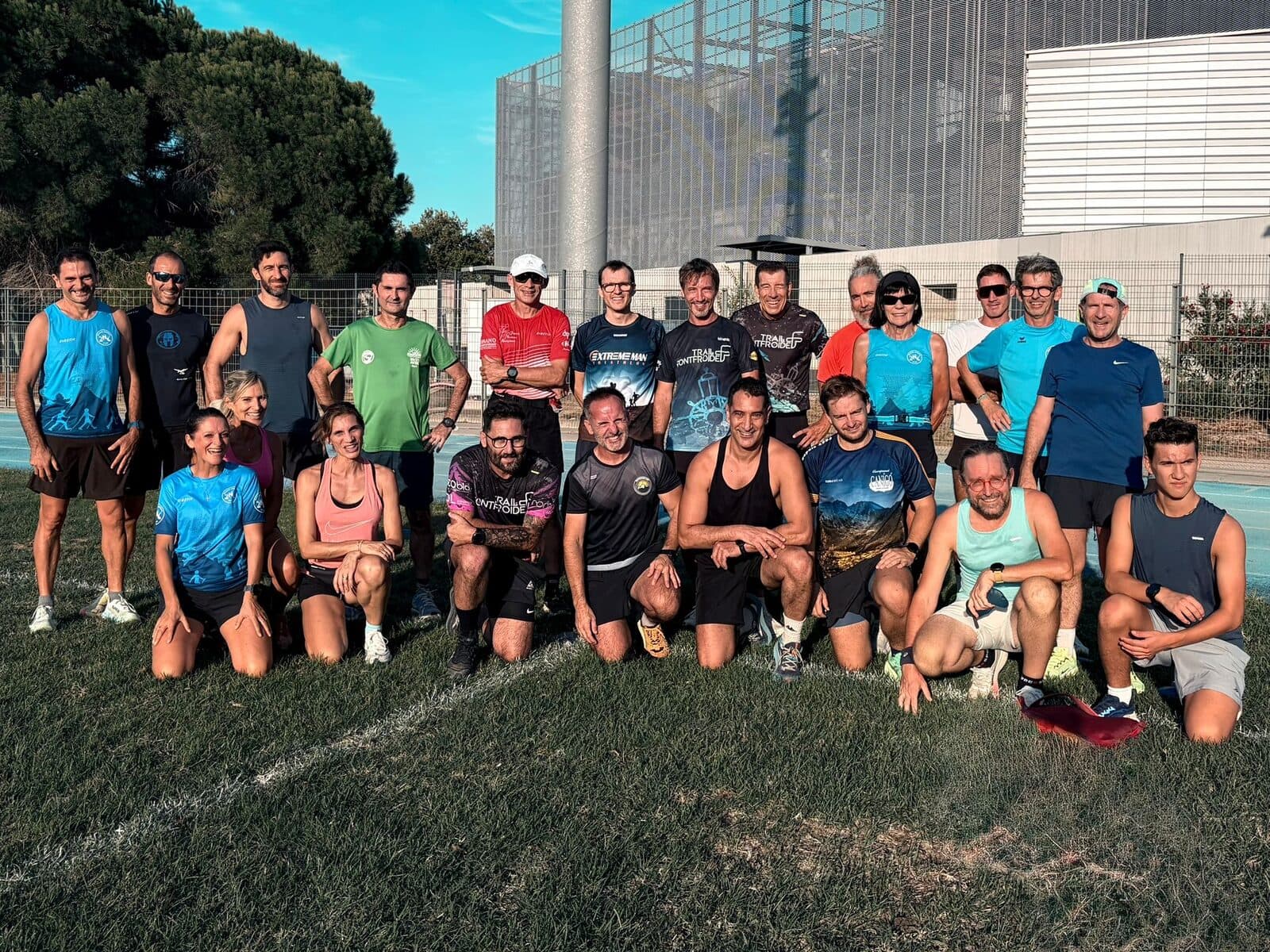 Les coureurs de la section posent sur la pelouse du stade le soir de la reprise