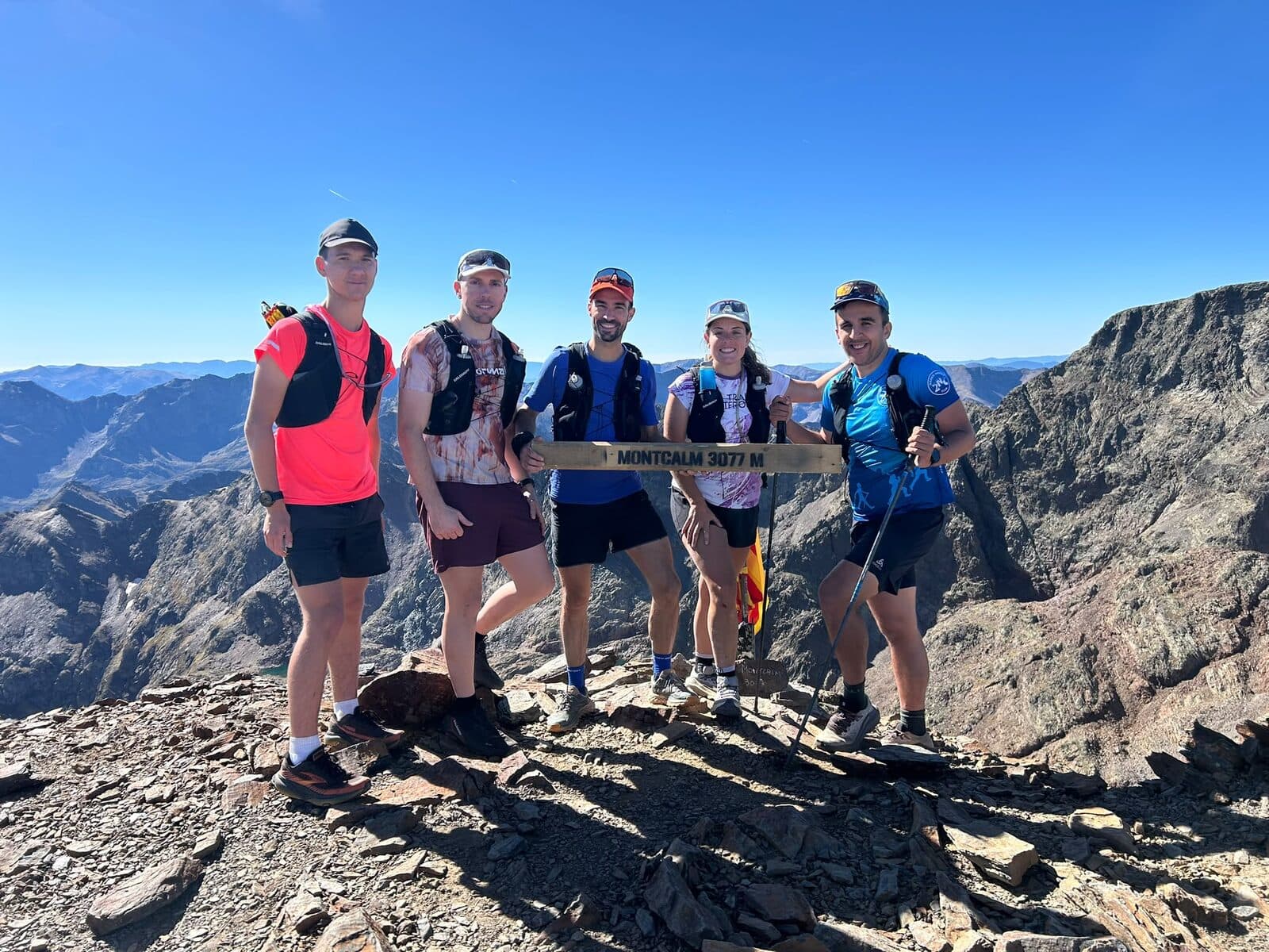 Cinq coureurs du club au sommet du Montcalm, devant la crête des Pyrénées
