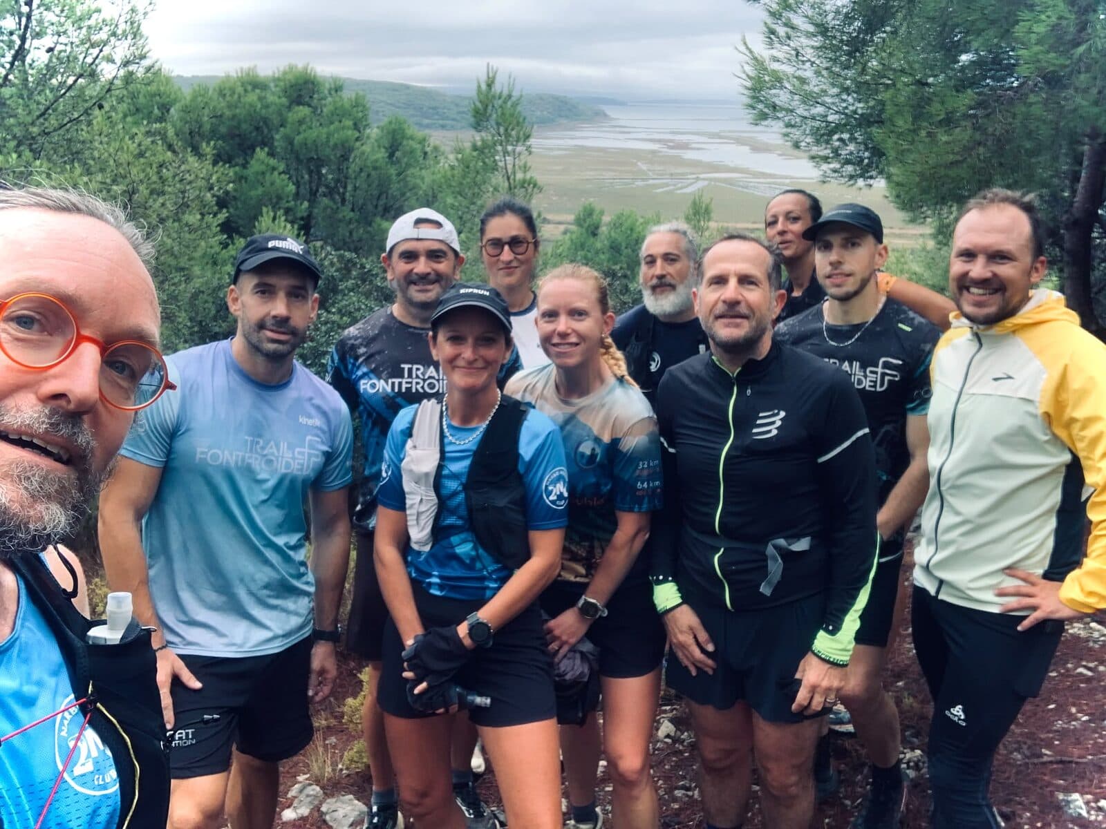 Selfie d'un groupe de coureurs du club sur les hauteurs de la Clape, l'étang en contrebas