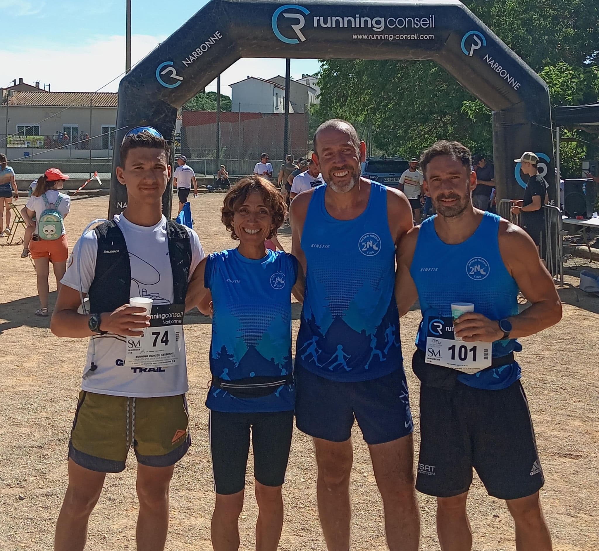 Coureurs du club à l'arrivée d'une course sous l'arche