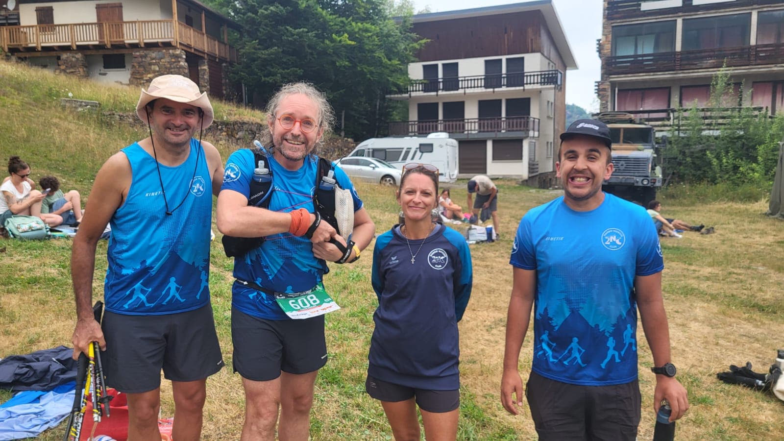 Groupe du club en maillots 2NC lors d'une sortie en montagne