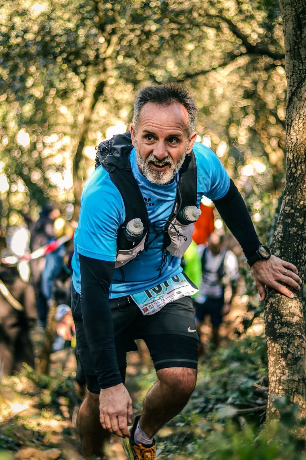 Coureur du club en plein effort en forêt