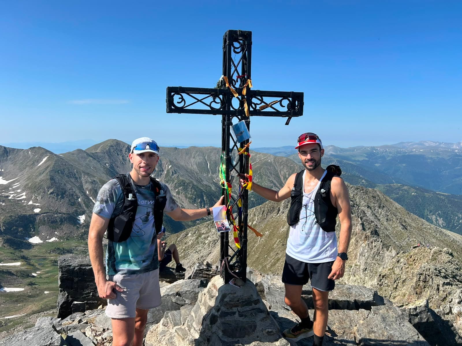 Deux membres du club au sommet lors d'une sortie