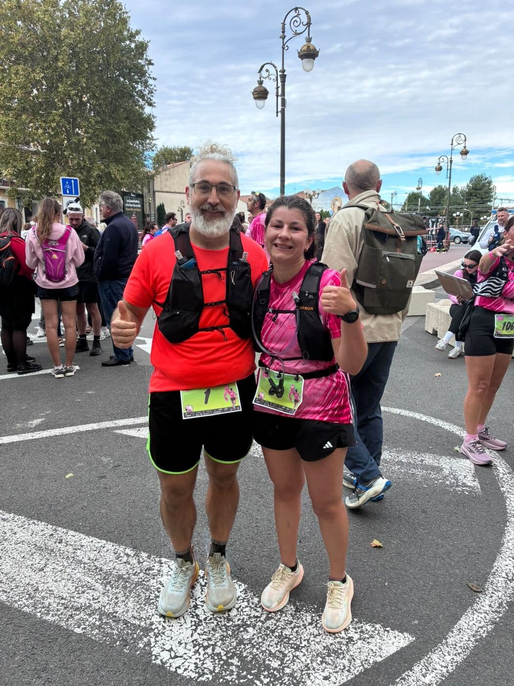 Jérémie Roig et Noémie Malleus, pouces levés, après leur arrivée commune sur le semi-marathon