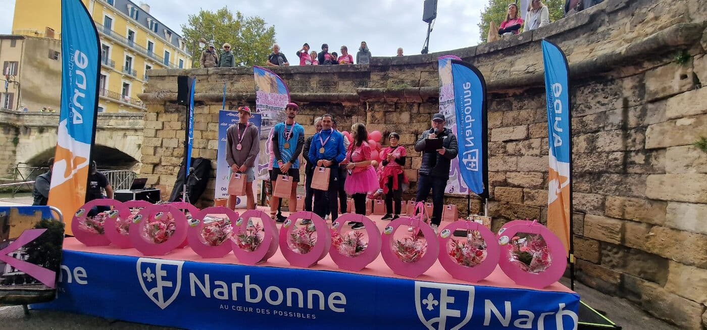 Le podium de l'Urban Race, décoré aux couleurs d'Octobre rose