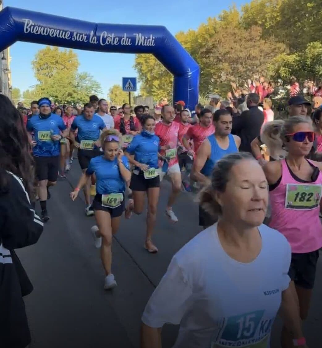 Le départ du semi-marathon : les maillots bleus du Narbo Nordik Club au milieu d'un peloton tout en rose