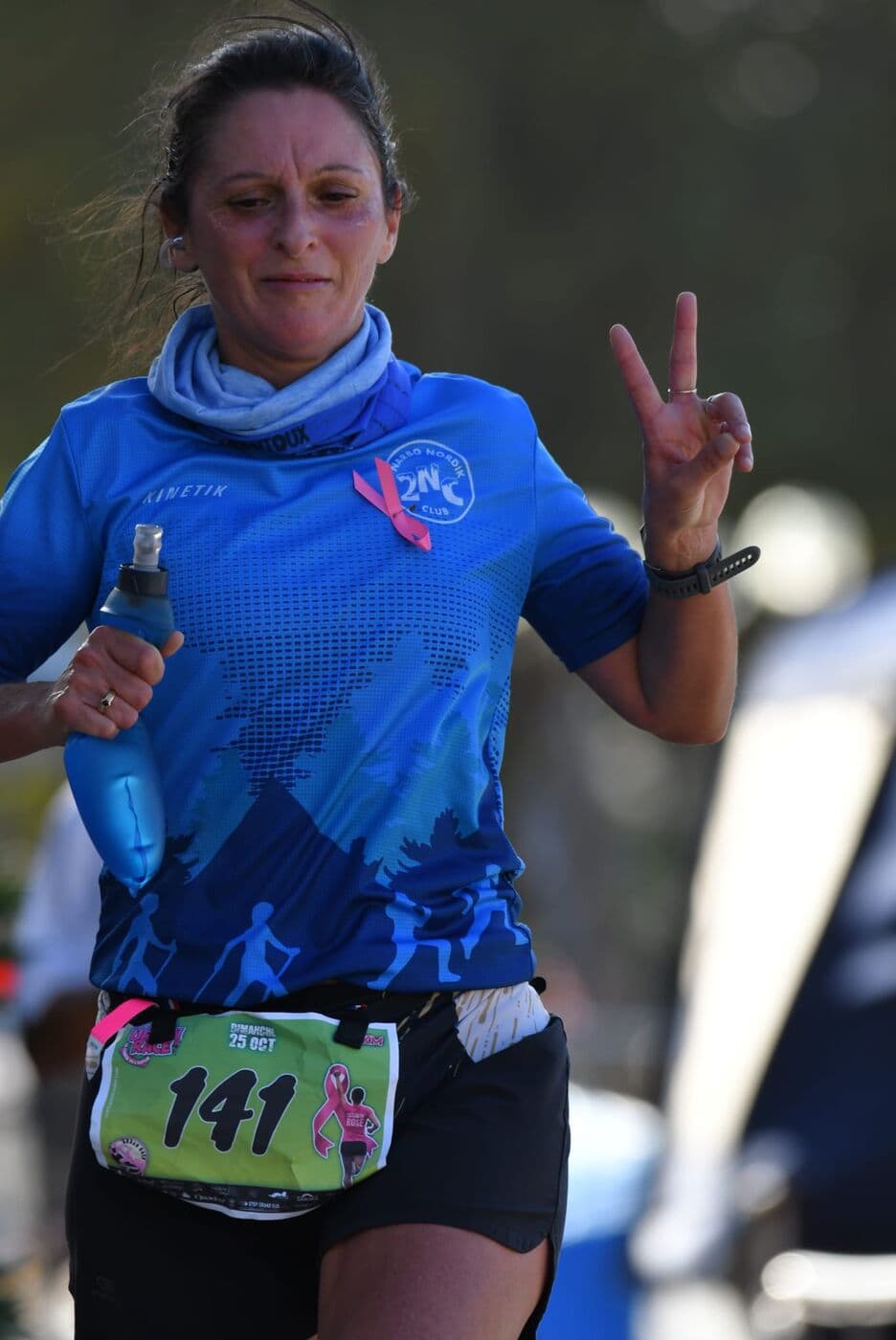 Angélique Giraud, dossard 141, fait le V de la victoire en courant