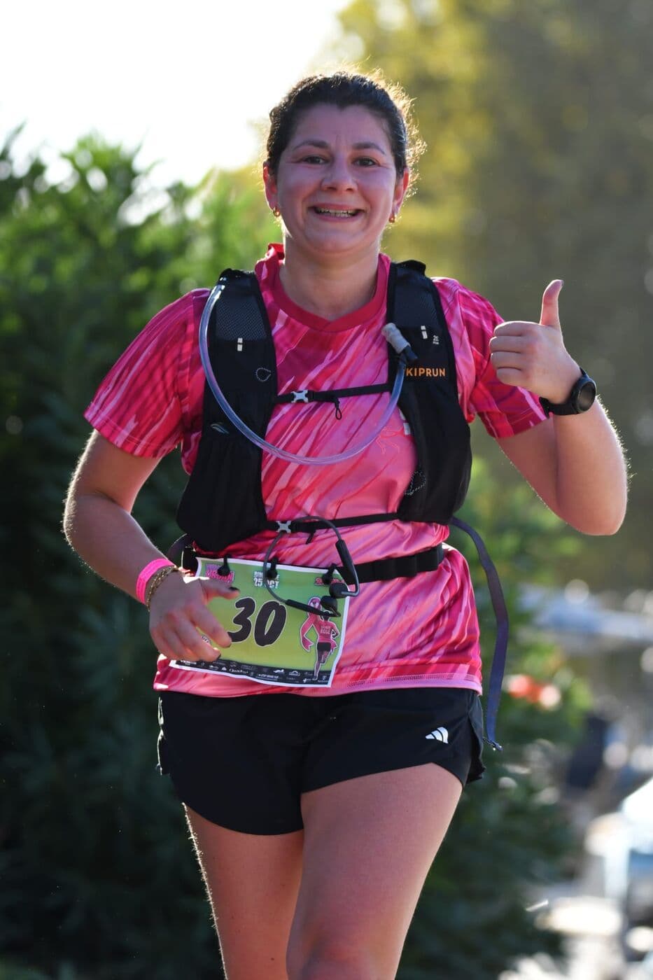 Noémie Malleus, dossard 30, lève le pouce en courant