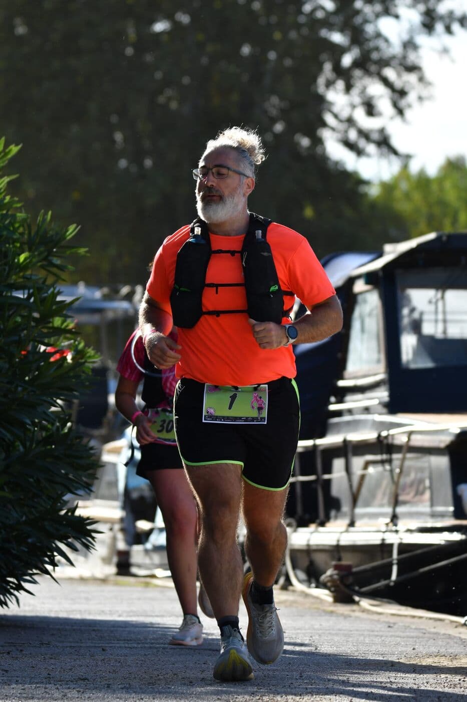 Jérémie Roig, dossard 1, sur le semi-marathon le long du canal