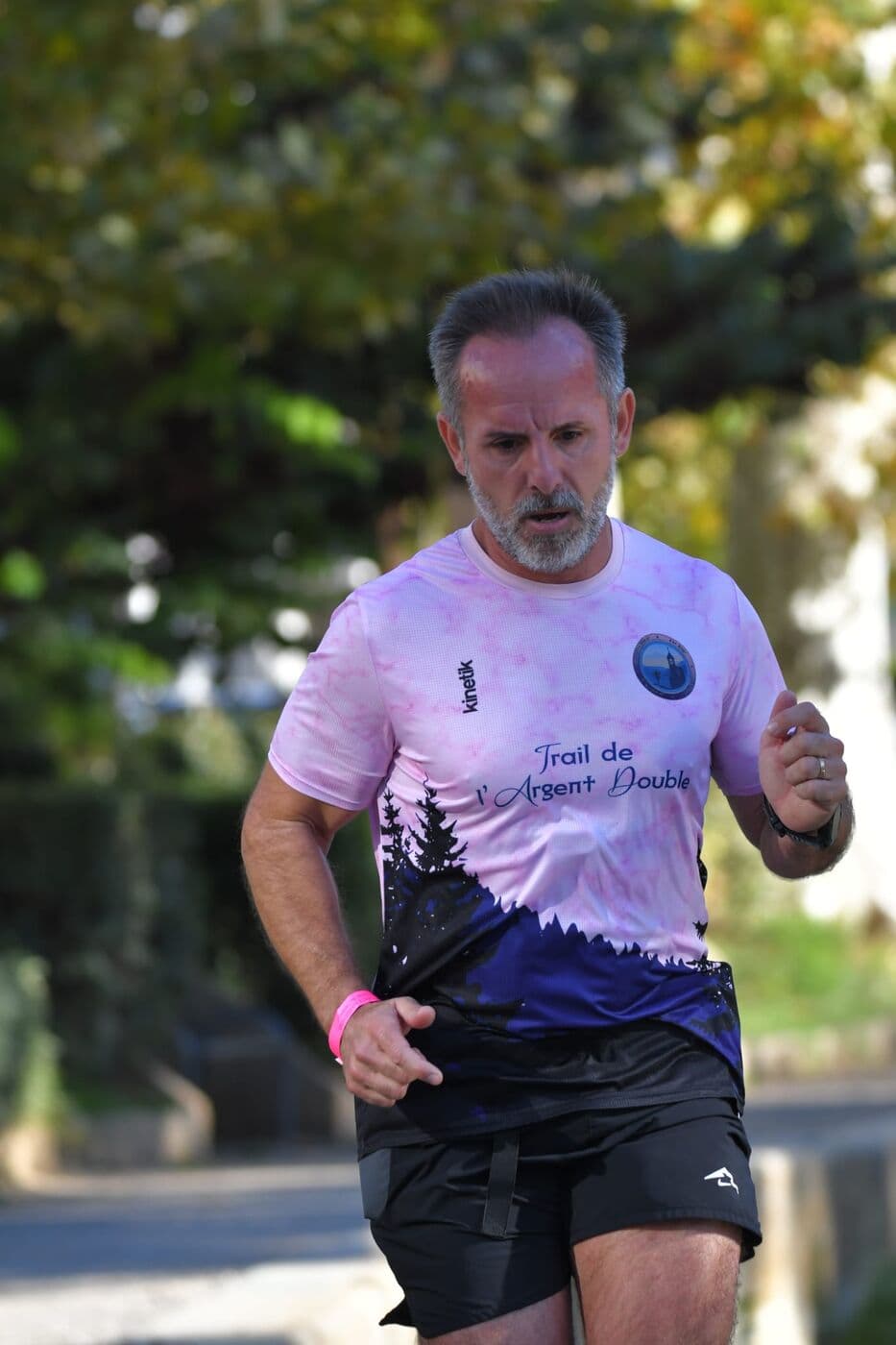 Un coureur du semi-marathon le long du canal