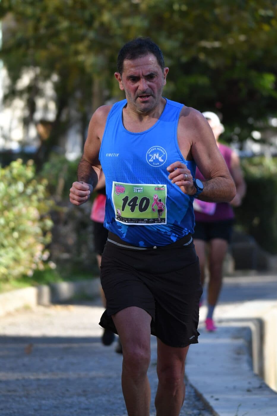 David Nunez, dossard 140, en débardeur du club le long du canal