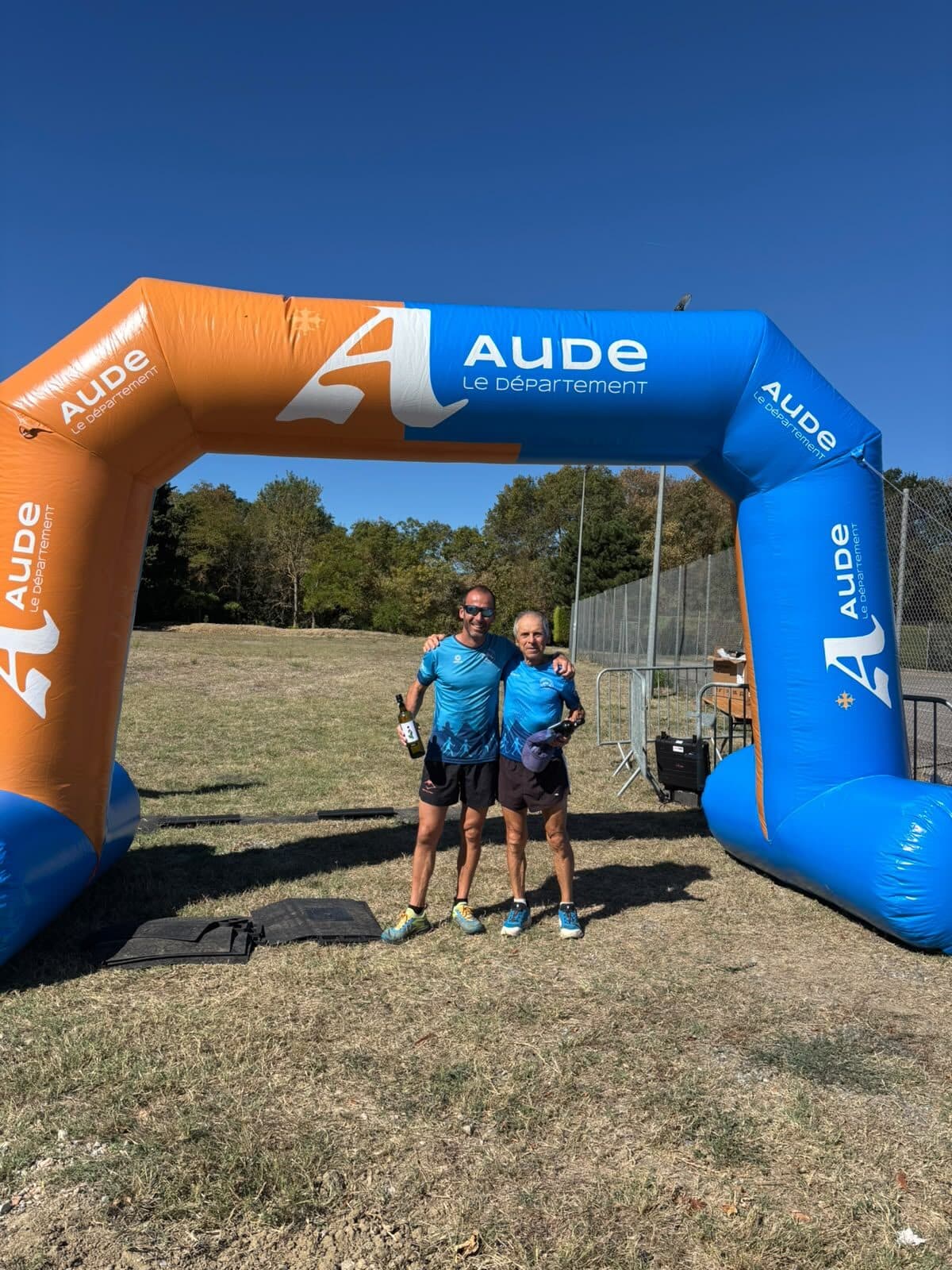 Deux coureurs du club sous l'arche d'arrivée de La Vendéole à Cambieure