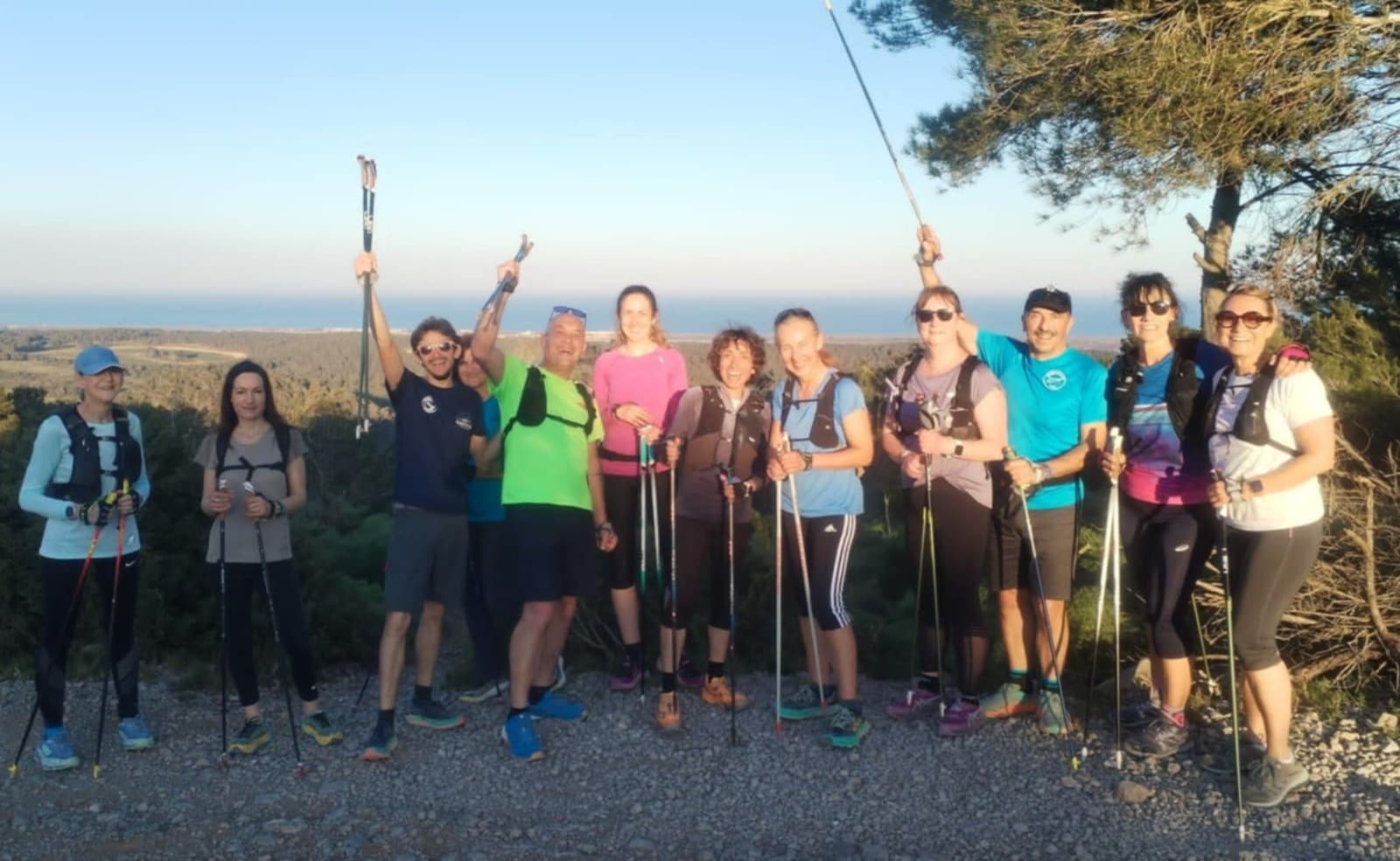 Groupe de marche nordique du club, bâtons levés, devant la mer autour de Narbonne