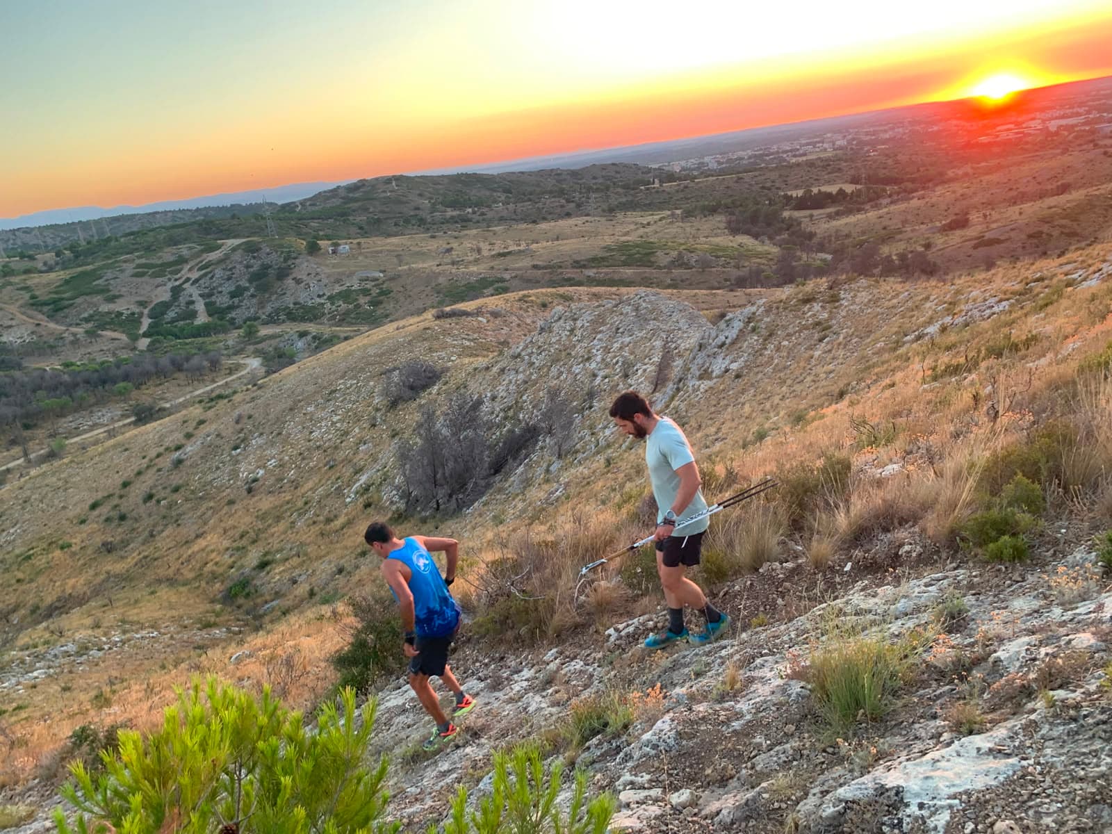 Deux coureurs du club en descente au coucher du soleil, autour de Narbonne