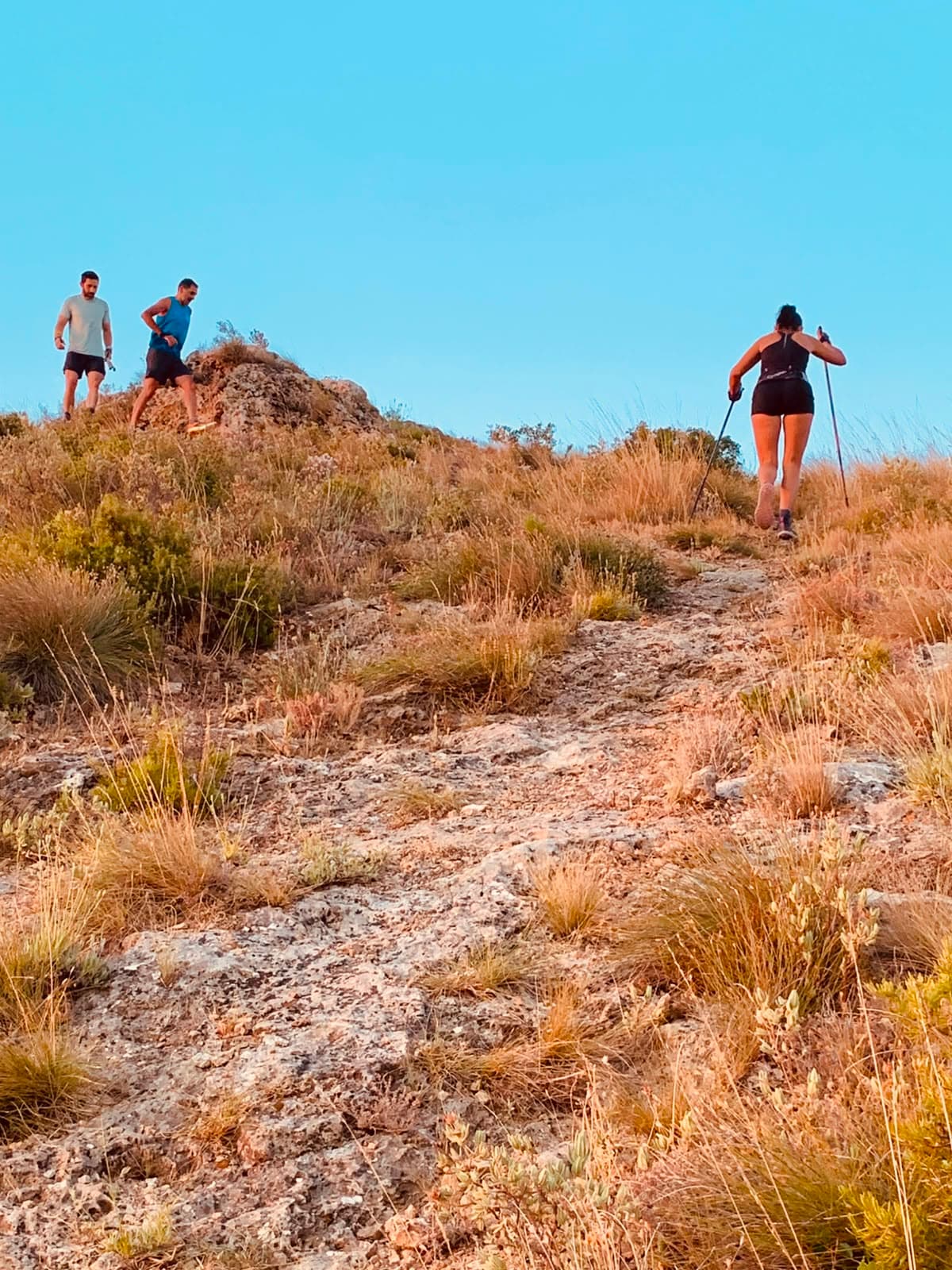 Groupe du club en montée sur un sentier, autour de Narbonne