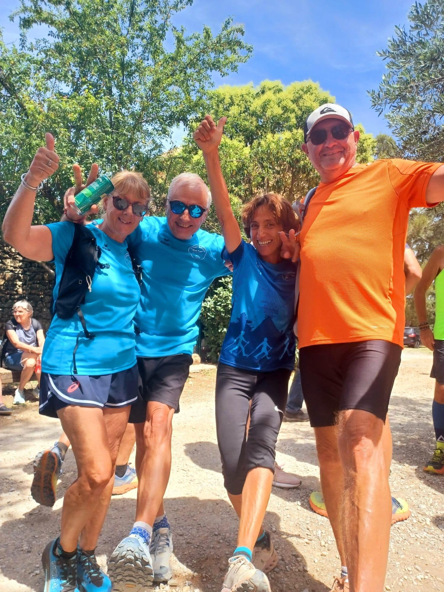 Groupe de coureurs du club souriants après une sortie