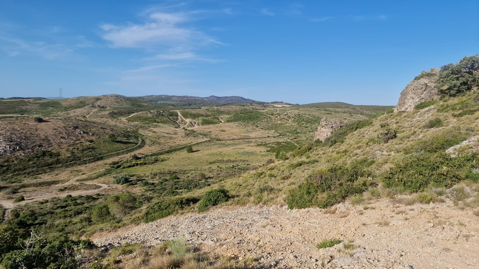 Sentier rocailleux dans les collines de garrigue, autour de Narbonne